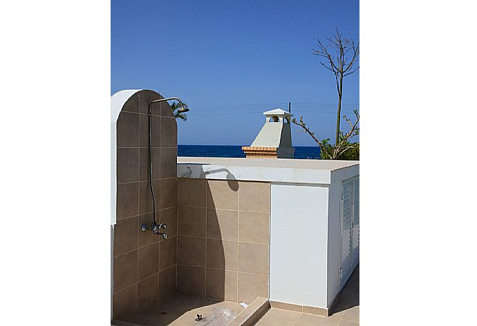 Outdoor pool shower . - Riviera Beach Front . (Fotogalerie) }}