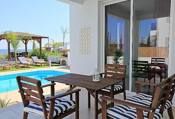 Terrace area . - Riviera Beach Front . (Fotogalerie) }}