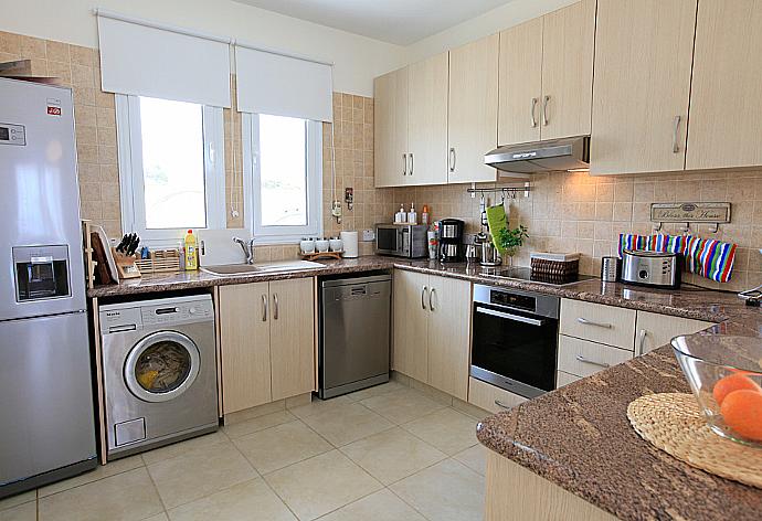 Equipped open plan kitchen and breakfast bar . - Riviera Beach Front . (Fotogalerie) }}