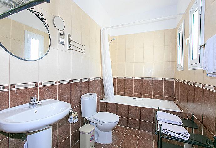 Bathroom with bath and over head shower . - Riviera Beach Front . (Fotogalerie) }}