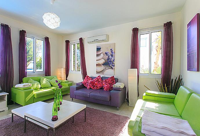 Open plan living area with WiFi, TV, DVD player and terrace access . - Riviera Beach Front . (Fotogalerie) }}