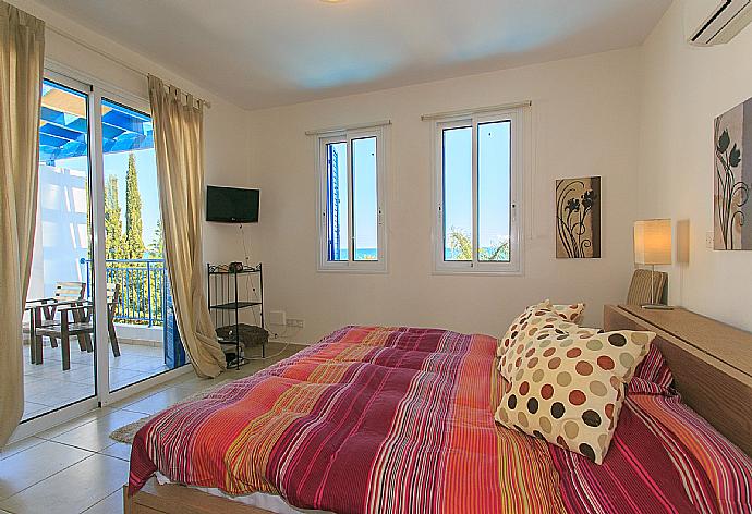 Double bedroom with A/C and balcony accesss . - Riviera Beach Front . (Fotogalerie) }}