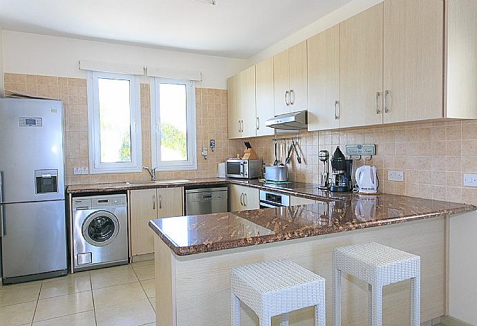 Equipped open plan kitchen and breakfast bar . - Riviera Beach Front . (Fotogalerie) }}