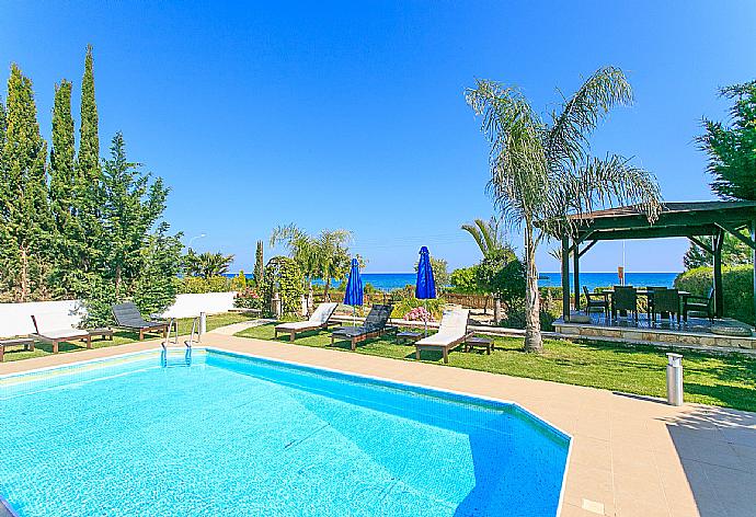 Private swimming pool with terrace and garden area . - Riviera Beach Front . (Fotogalerie) }}