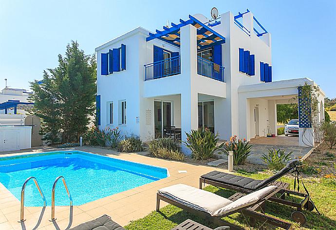 Private swimming pool with terrace and garden area . - Riviera Beach Front . (Fotogalerie) }}