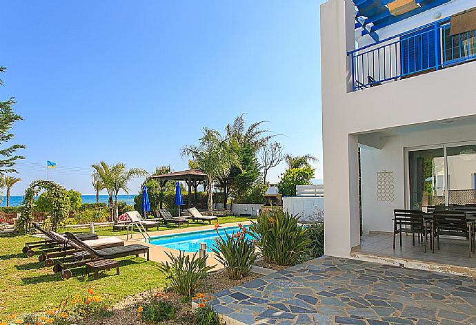 Private swimming pool with terrace and garden area . - Riviera Beach Front . (Fotogalerie) }}