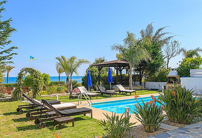 Private swimming pool with terrace and garden area . - Riviera Beach Front . (Fotogalerie) }}