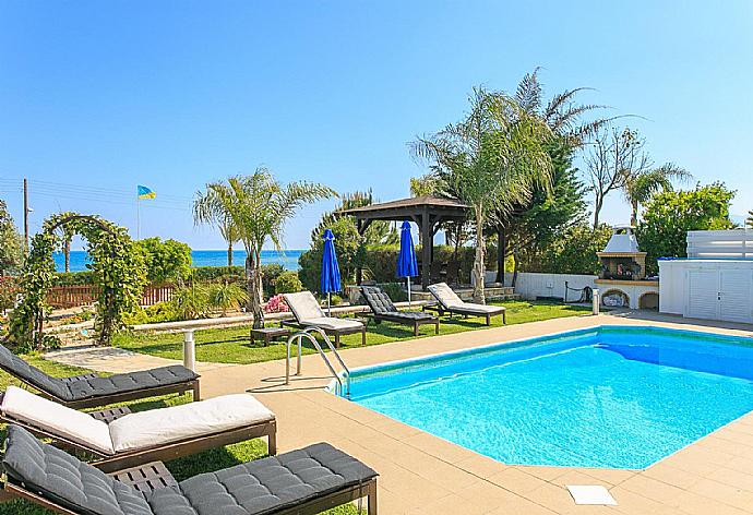 Private swimming pool with terrace and garden . - Riviera Beach Front . (Fotogalerie) }}