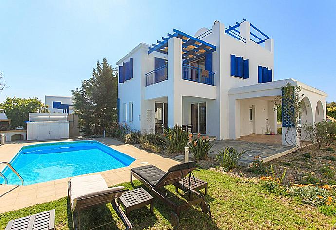 Private swimming pool with terrace and garden area . - Riviera Beach Front . (Fotogalerie) }}