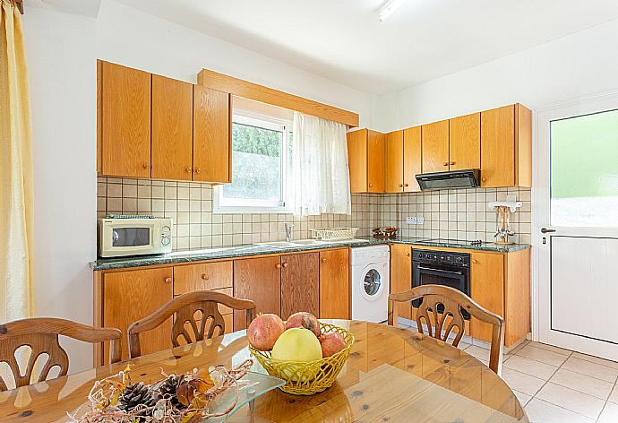 Dining area and equipped kitchen . - Villa Alexandros . (Galerie de photos) }}