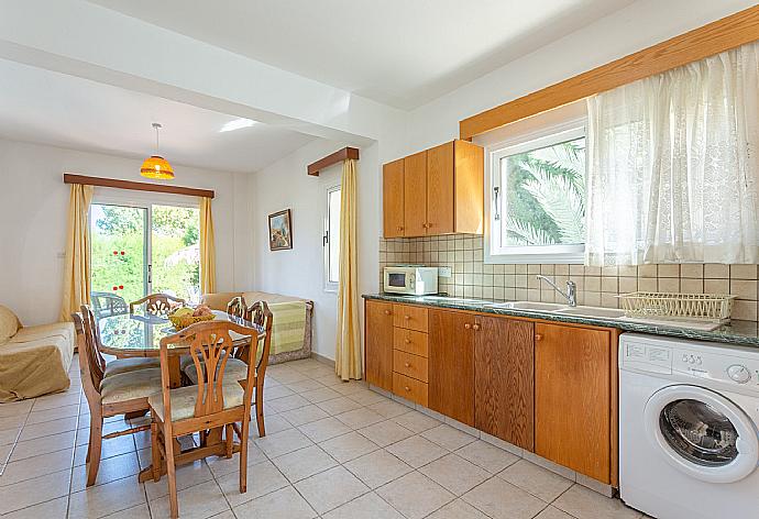 Dining area and equipped kitchen . - Villa Alexandros . (Galería de imágenes) }}