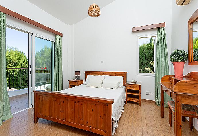 Double bedroom with A/C and balcony access . - Villa Alexandros . (Galería de imágenes) }}