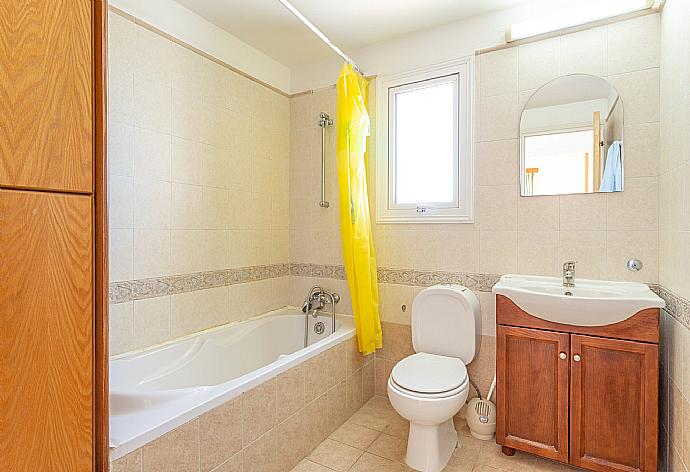 Family bathroom with bath and shower . - Villa Alexandros . (Fotogalerie) }}