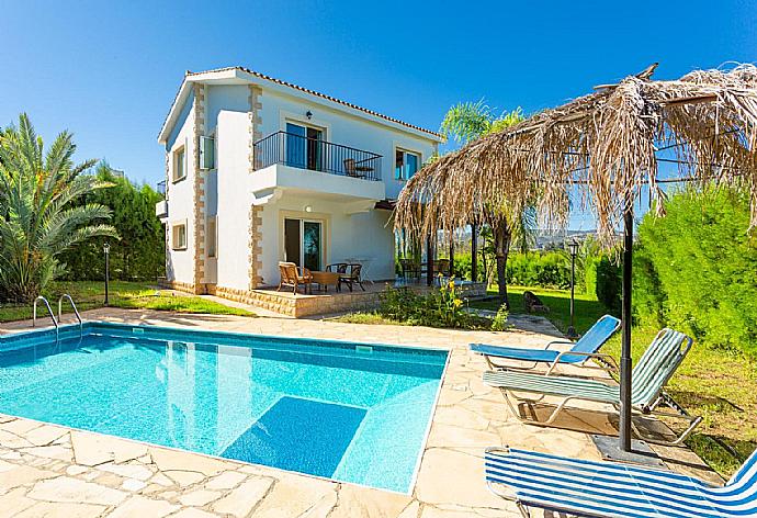 Pool with sun beds  . - Villa Alexandros . (Galerie de photos) }}