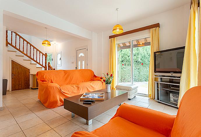 Open-plan living room with sofas, dining area, kitchen, ornamental fireplace, WiFi internet, and satellite TV . - Villa Nansoula . (Galleria fotografica) }}