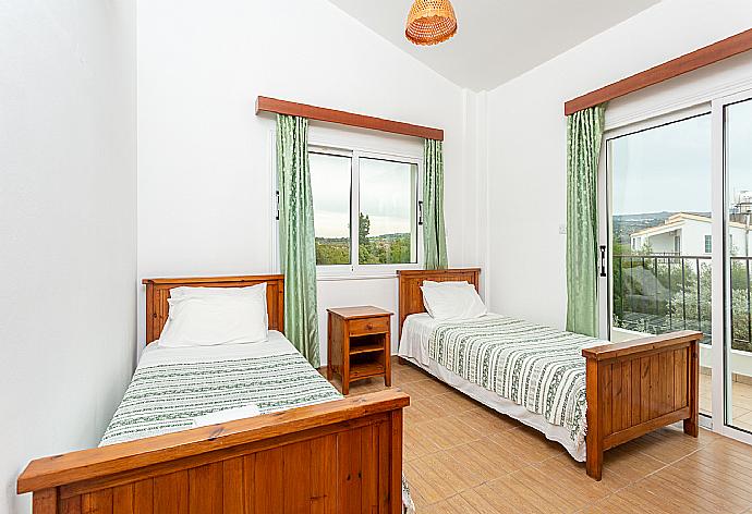 Twin bedroom with A/C and balcony access . - Villa Nansoula . (Galerie de photos) }}