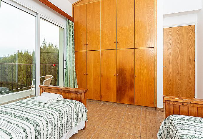 Twin bedroom with A/C and balcony access . - Villa Nansoula . (Galleria fotografica) }}