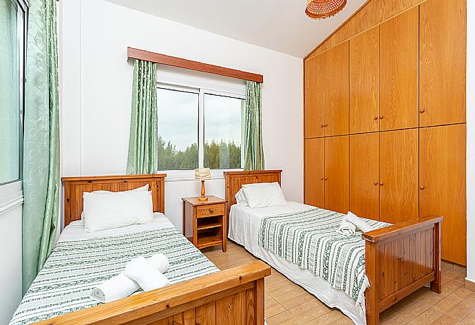 Twin bedroom with A/C and balcony access . - Villa Nansoula . (Galerie de photos) }}