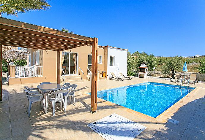 Private swimming pool with terrace area . - Villa Athina . (Галерея фотографий) }}