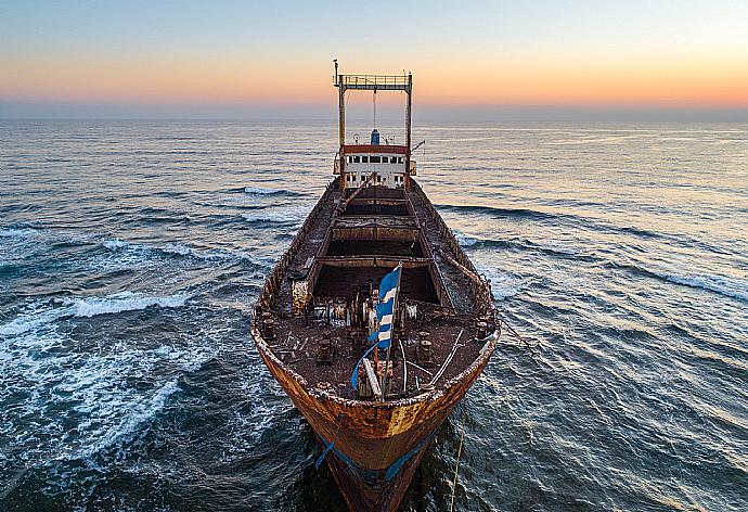 Shipwreck near Coral Bay . - Villa Athina . (Галерея фотографий) }}