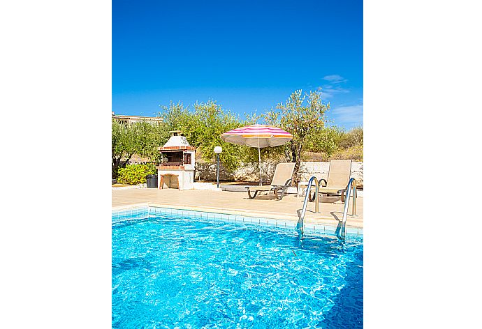 Private pool and terrace . - Villa Athina . (Galería de imágenes) }}