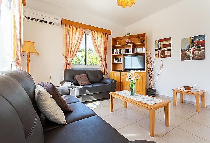 Open-plan living room with sofas, dining area, kitchen, A/C, WiFi internet, satellite TV, DVD player, and terrace access . - Villa Athina . (Galleria fotografica) }}