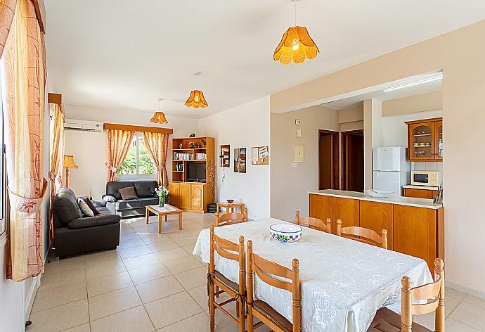 Open-plan living room with sofas, dining area, kitchen, A/C, WiFi internet, satellite TV, DVD player, and terrace access . - Villa Athina . (Galleria fotografica) }}