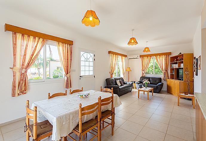 Open-plan living room with sofas, dining area, kitchen, A/C, WiFi internet, satellite TV, DVD player, and terrace access . - Villa Athina . (Galleria fotografica) }}