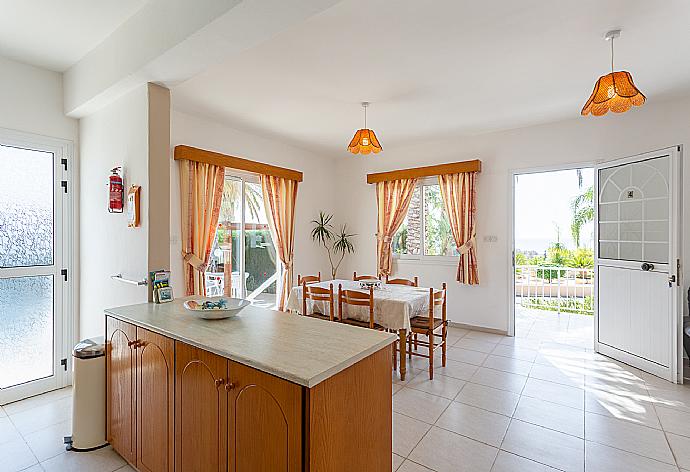 Open-plan living room with sofas, dining area, kitchen, A/C, WiFi internet, satellite TV, DVD player, and terrace access . - Villa Athina . (Galería de imágenes) }}