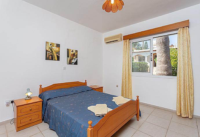 Double bedroom with en suite bathroom and A/C . - Villa Athina . (Galerie de photos) }}