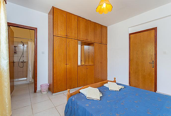 Double bedroom with en suite bathroom and A/C . - Villa Athina . (Fotogalerie) }}