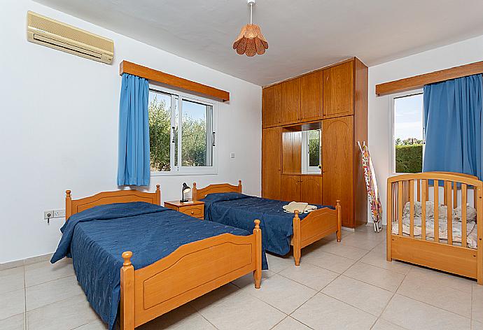 Twin bedroom with en suite bathroom and A/C . - Villa Athina . (Galerie de photos) }}