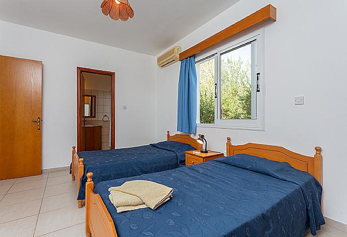 Twin bedroom with en suite bathroom and A/C . - Villa Athina . (Galería de imágenes) }}