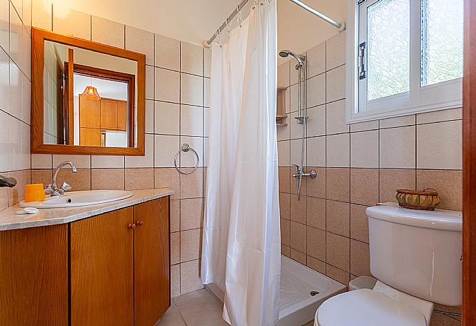 En suite bathroom with shower . - Villa Athina . (Galerie de photos) }}