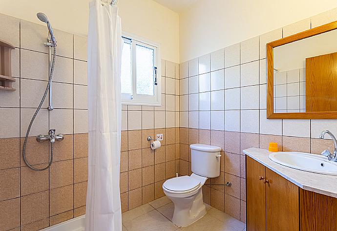 En suite bathroom with shower . - Villa Athina . (Galleria fotografica) }}