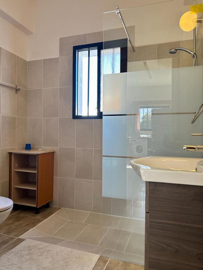Family bathroom with shower . - Villa Eleni . (Galerie de photos) }}