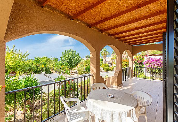 Sheltered terrace area . - Villa Eleni . (Galleria fotografica) }}