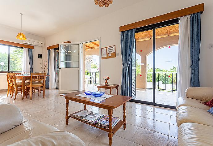 Open-plan living room with sofas, dining area, kitchen, ornamental fireplace, A/C, WiFi internet, satellite TV, DVD player, and terrace access . - Villa Eleni . (Galleria fotografica) }}