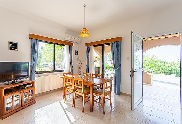 Open-plan living room with sofas, dining area, kitchen, ornamental fireplace, A/C, WiFi internet, satellite TV, DVD player, and terrace access . - Villa Eleni . (Galleria fotografica) }}