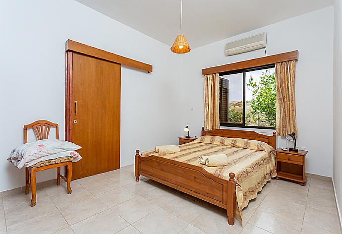 Double bedroom with en suite bathroom and A/C . - Villa Eleni . (Галерея фотографий) }}