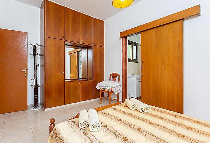 Double bedroom with en suite bathroom and A/C . - Villa Eleni . (Галерея фотографий) }}