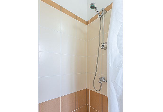 En suite bathroom with shower . - Villa Eleni . (Galleria fotografica) }}