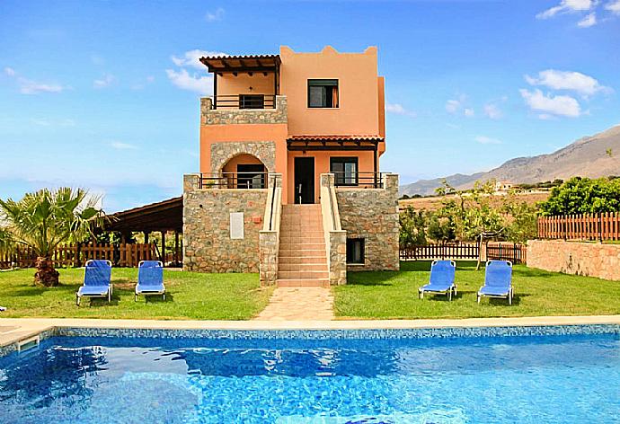 Private pool with terrace and garden area . - Theo Beach Villa . (Fotogalerie) }}