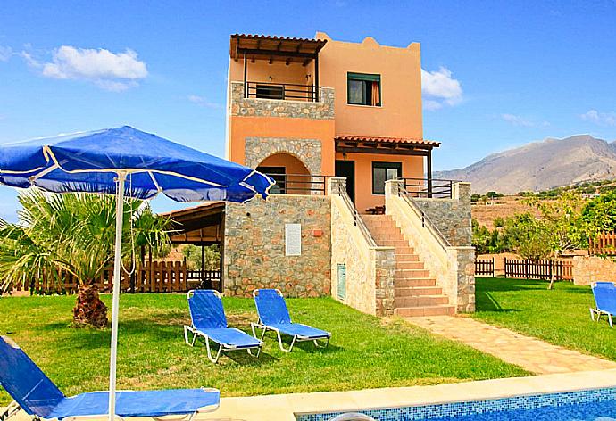 Private pool with terrace and garden area . - Theo Beach Villa . (Galerie de photos) }}