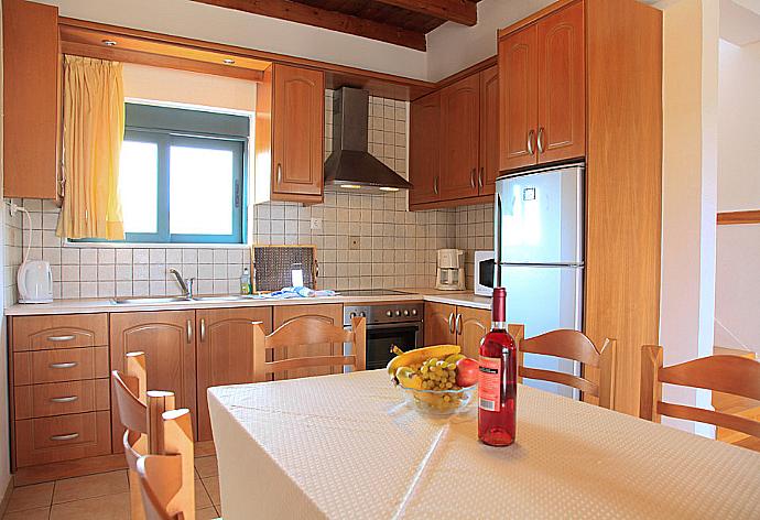 Equipped open plan kitchen and dining area . - Theo Beach Villa . (Galerie de photos) }}