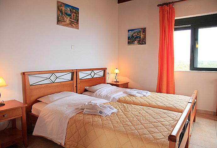 Twin bedroom with A/C . - Theo Beach Villa . (Галерея фотографий) }}