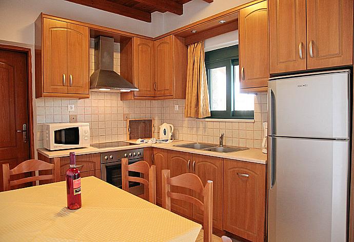 Equipped open plan kitchen and dining area . - Theo Beach Villa . (Galerie de photos) }}