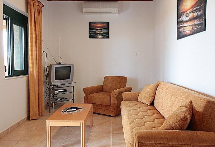 Living room with TV and DVD Player . - Theo Beach Villa . (Fotogalerie) }}