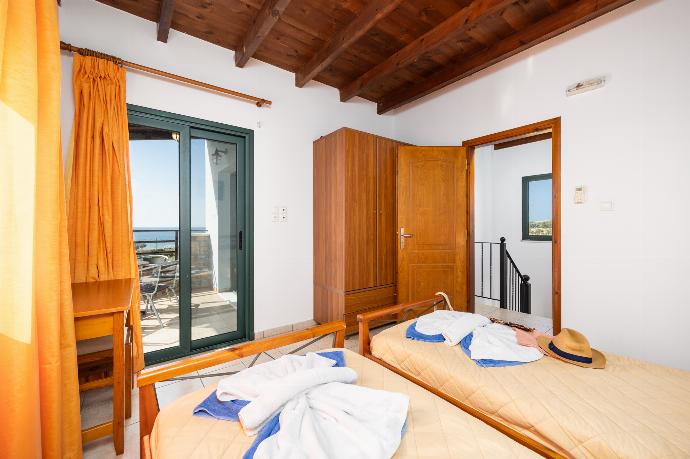 Upper unit: twin bedroom with A/C . - Theo Beach Villa . (Photo Gallery) }}