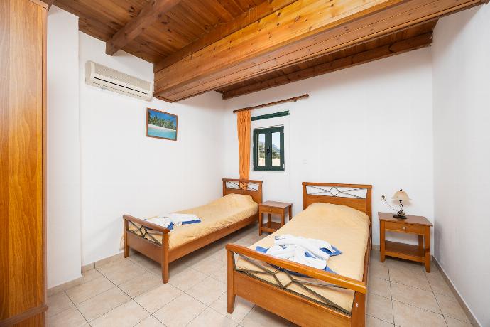 Lower unit: twin bedroom with A/C . - Theo Beach Villa . (Photo Gallery) }}